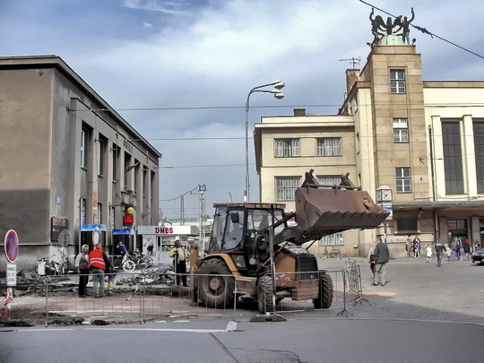 05.05.2007 - Hradec Králové: stavební práce v Zamenhofově ulici u pošty 2, v pozadí nádraží  © PhDr. Zbyněk Zlinský