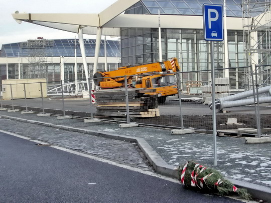 13.01.2008 - terminál BUS, pohozený vánoční stromek ukazuje, že už měl být dávno v provozu © PhDr. Zbyněk Zlinský