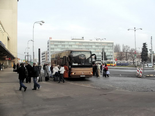 13.01.2008 - Riegrovo nám., autobus Praha - Kolomyja stojící tam, kde nemá © PhDr. Zbyněk Zlinský