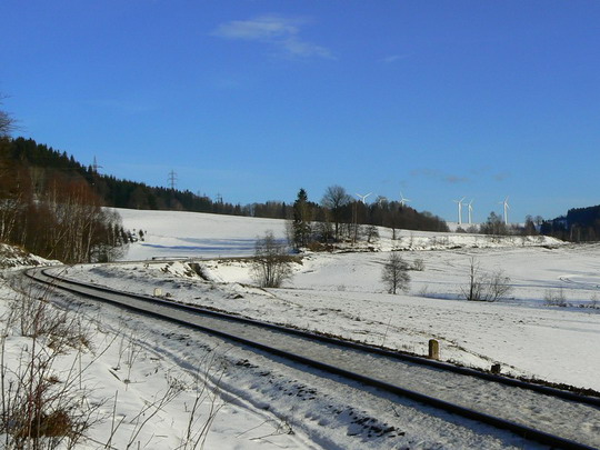 14.1.2008 - Branná - trať do Ostružné, v pozadí větrná elektrárna © Karel Furiš