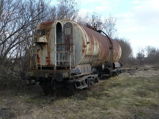 26.01.2008 - Lučenec: starý cisternový vagón s brzdárskou búdkou © Jozef Michalko