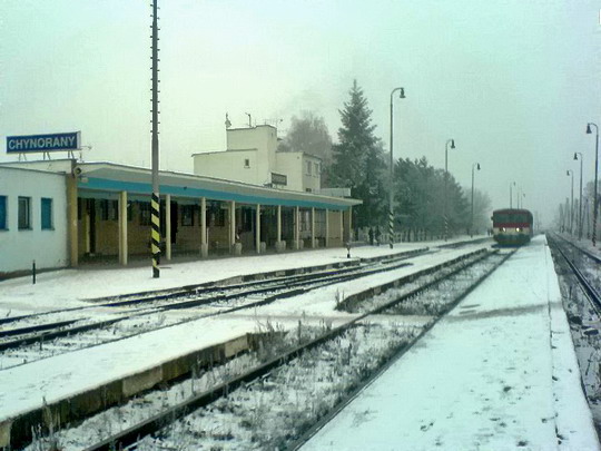 Zasnežená železničná stanica Chynorany, 26.12.2007 © štb