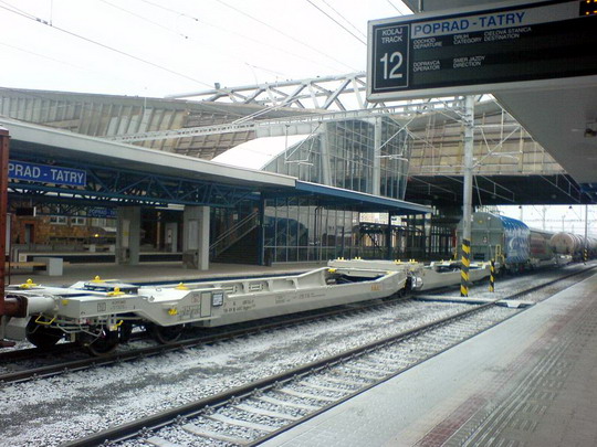 Dva kusy holandských vozňov Sdggmrs na vlaku smer Košice, Poprad, 29.12.2007 © štb