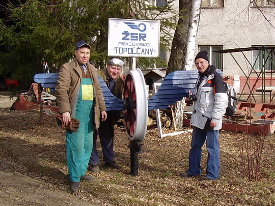 19.2.2008 - Topoľčany: Jozef Majtáň (zľava) majiteľ firmy STROJ-MAT,  Jozef Macko (hlavný mechanik) a Karel Furiš, bývalé depo © Ľudovít Vanek