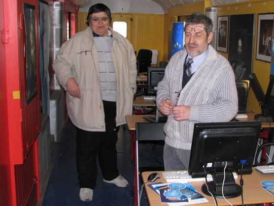 18.03.2008 - Hradec Králové hl.n.: pan Čajka (vlevo) s kolegou ochotně zapózovali pro VLAKY.NET © PhDr. Zbyněk Zlinský