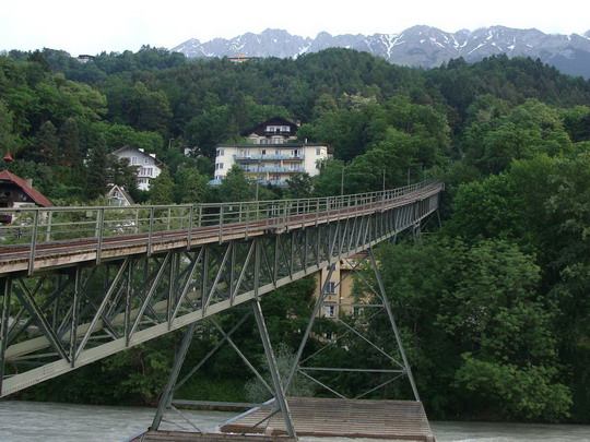 3.6.2008 - Innsbruck: Konštrukcia, pozemnej lanovej dráhy, ktorá už pravdepodobne doslúžila pre verejnosť. © Martin Kóňa