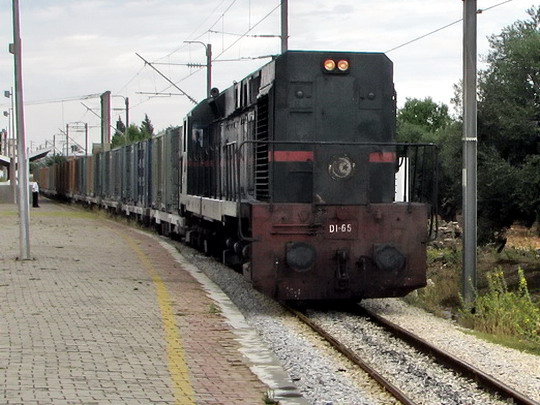 08.06.2008 - Moknine: nákladní vlak se strojem 060-DI-65 pokračuje v jízdě © PhDr. Zbyněk Zlinský