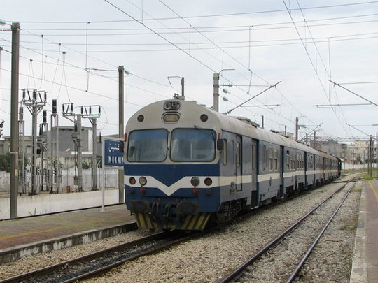 08.06.2008 - Moknine: stroj 040-DK-90 odjíždí v čele vlaku 520 Mahdia - Sousse Bab el Jedid © PhDr. Zbyněk Zlinský