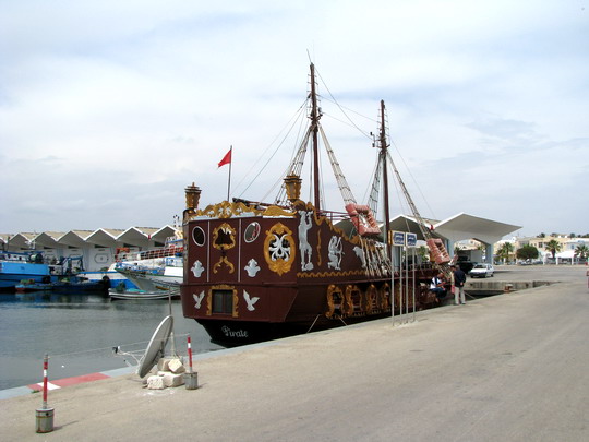 08.06.2008 - Mahdia: turistický koráb v přístavu © PhDr. Zbyněk Zlinský