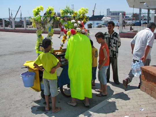 15.06.2008 - Sousse: prodavač crêpes (palačinek) u rybářského přístavu © PhDr. Zbyněk Zlinský