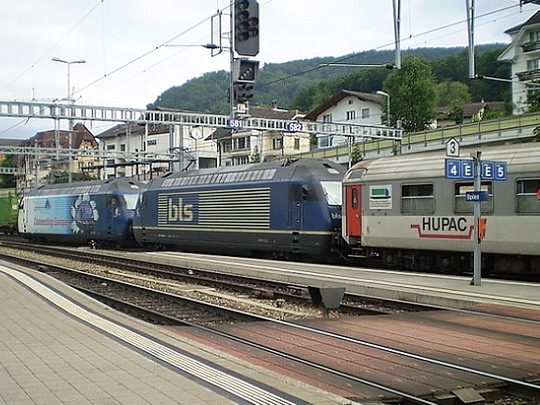 03.06.2007-Spiez, kamiónový vlak sa dáva do pohybu smer Brig a ďalej do Talianska © Ivan Schuller