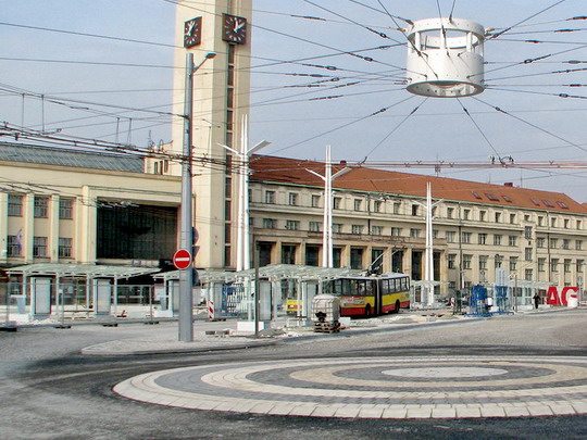 14.10.2008 - Hradec Králové: trolejbus linky 1 projíždí zatím nefunkční zastávkou Hlavní nádraží © PhDr. Zbyněk Zlinský