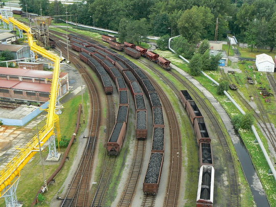 17.8.2008 - Ostrava vlečka Odra: pohled na odstavné koleje s vozy různých řad © Karel Furiš