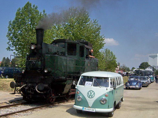 Parní lokomotiva DT1.07, kolem níž projíždějí historické vozy © Marek Topič