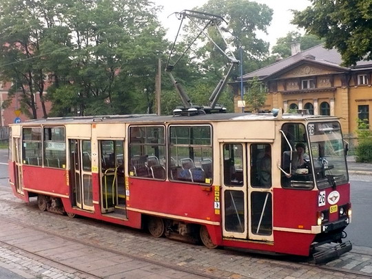 Tramvaj linky 26 před nádražím v Mysłowicích © Jan Guzik