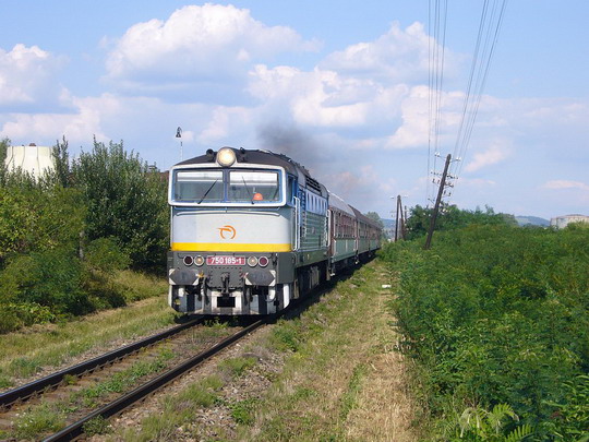 Zvolenská výpomoc 750 185 v čele zrýchleného vlaku Ondava opúšťa Humenné 10.8.2009 © Feroo