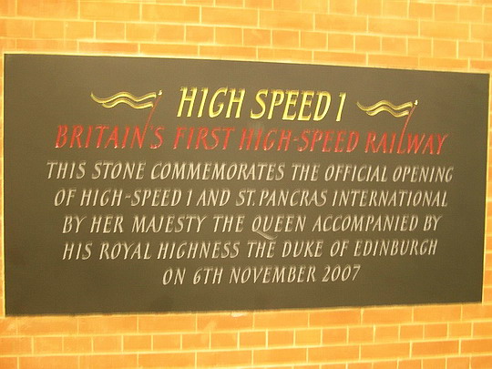 Pamätná tabuľa k otvoreniu vysokorýchlostnej trate a zrekoštrulovanej stanice (žst. London St. Pancras - 12.7.2009 ) © Miket