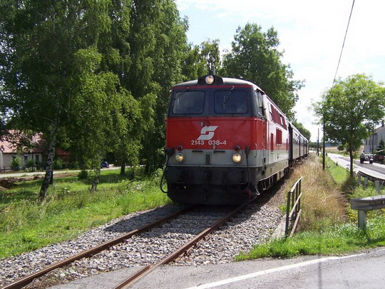 Vlak v čele s lokomotivou 2143 038-4 před přejezdem u stanice Langau © Marek Topič