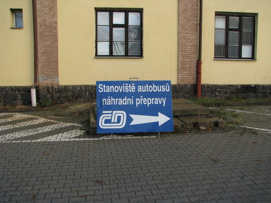 Za jízdním řádem železničních spojů po silnici! (Hradec Králové hl.n., 24.11.2009) © PhDr. Zbyněk Zlinský