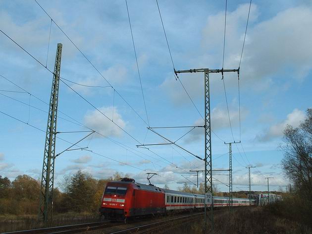 Vlak IC "Arkona" (Stralsund - Karlsruhe) se po mostě přes Warnow blíží k Rostocku, 10.11.2006 © Tomáš Kraus