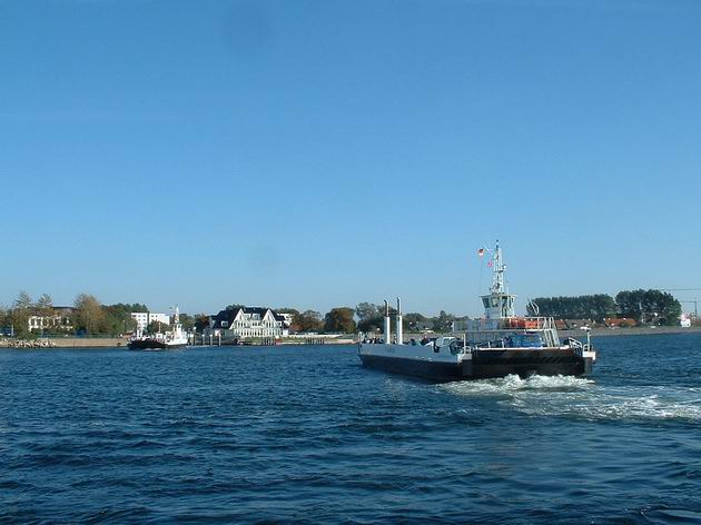 Obě lodě nasazené na přívoz z Warnemünde na Hohe Düne odrážejí od břehu, 9.10.2006 © Tomáš Kraus