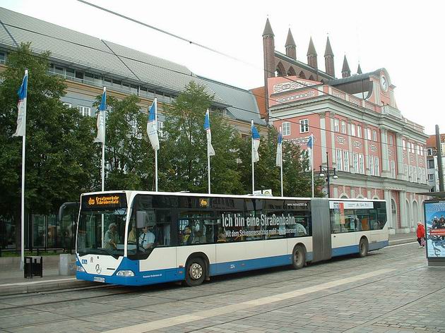 Autobus náhradní dopravy při výluce Lange Strasse před radnicí na Neuer Markt, 7.10.2006 © Tomáš Kraus