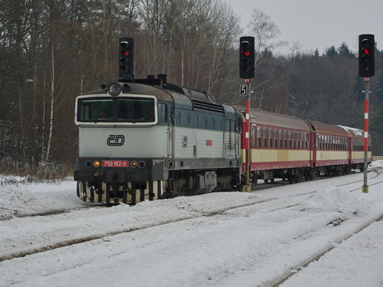 750.162 a náhradní souprava R 853 ve Starkoči © Jakub Vyskočil