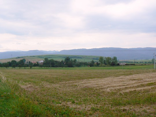 Pohľad od obce Vydrník na starú i novú železničnú stanicu, 24. 8. 2010. Snímka autor.