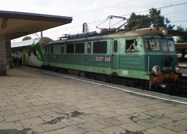 Kontrast starého s novým: lokomotiva řady EU 07-349 PKP-IC dovezla patrovou soupravu KM do Siedlcí. 12.8.2010 © Jan Přikryl