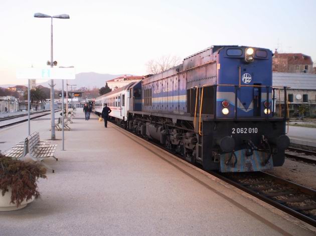 Souprava osobního vlaku z Kninu po příjezdu do stanice Split. 9.3.2011 © Jan Přikryl