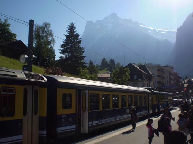 24.05.2011-Grindelwald: stanička spoločnosti BOB v Grindelwalde s Regiom č. 245 z Interlakenu Ost. © Ivan Schuller