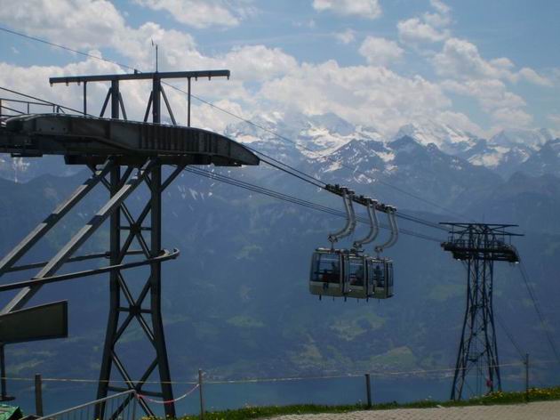 26.05.2011-Niederhorn: horná stanica kabínkovej lanovky na Niederhorne, v pozadí Bernské Alpy © Ivan Schuller