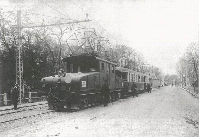 Diaľkový vlak Viedeň - Bratislava smerujúci do Bratislavy na zastávke Liget kitéro (Petržalka výhybňa)okolo roku 1915. Zdroj: Régi magyar villamosok.