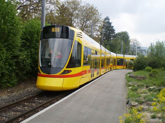 Nízkopodlažní tramvaj typu Tango od Stadlera projíždí smyčkou Rodersdorf. 29.4.2011 © Jan Přikryl