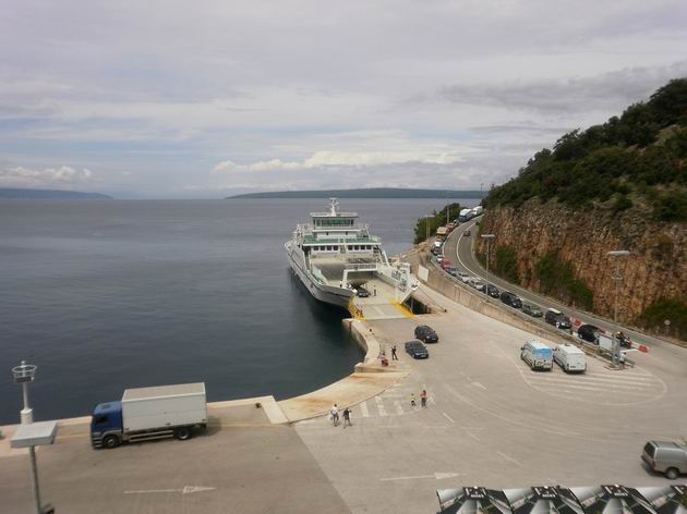 Merag: celkový pohled na přístav s čekajícím trajektem Ilovik. 5.7.2011 © Jiří Mazal