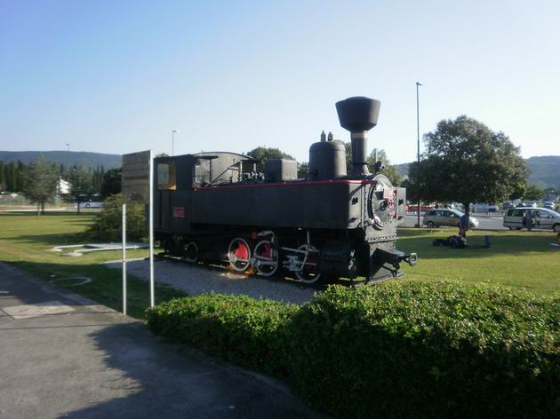 Koper/Capodistria: parní úukokolejná lokomotiva řady U37 jako pomník na Parenzanu před nádražím. 9.7.2011 © Jiří Mazal