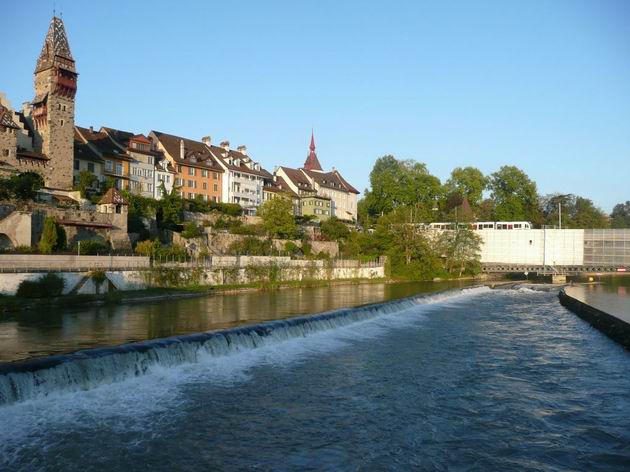 Město Bremgarten od řeky, na most právě vjíždí vlak © Tomáš Kraus, 20.9.2011