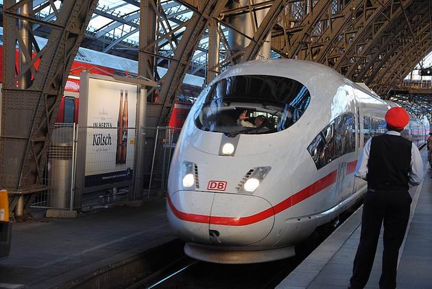 Köln: vysokorychlostní jednotka typu ICE M přijíždí z Frankfurtu pod halu hlavního nádraží a bude pokračovat do Bruselu. 20.8.2011 © Lukáš Uhlíř
