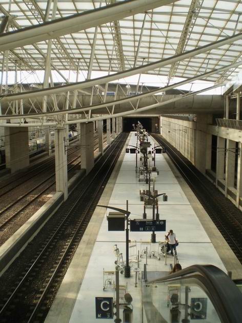 Celkový pohled na nádraží Paris-Charles de Gaulle z plošiny nad kolejištěm. 22.8.2011 © Jan Přikryl