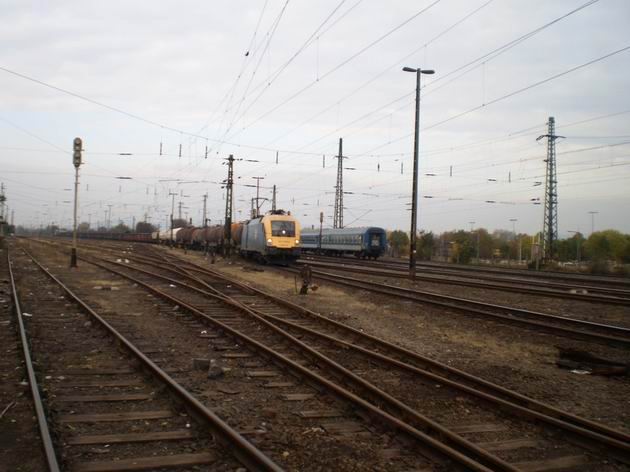 Budapešť: taurus s dlouhým nákladním vlakem na východ vyjíždí z nádraží Köbánya-felsö	. 28.10.2011	 © Jan Přikryl