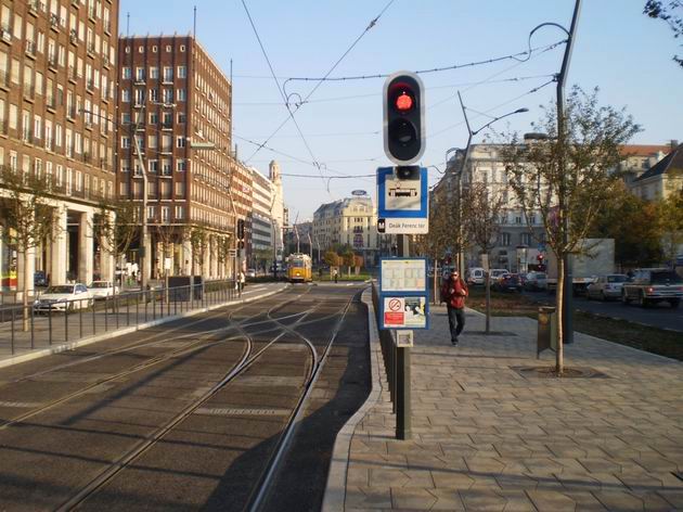 Budapešť: kloubová tramvaj Ganz z 60. let přijíždí po vkusně rekonstruované trati v ulici Károly körút na konečnou zastávku Deák tér . 28.10.2011  © Jan Přikryl