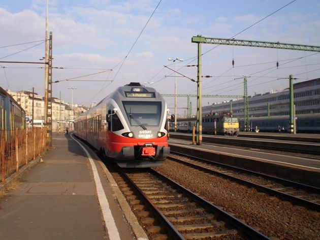 Budapešť: elektrická jednotka Flirt od Stadlera těsně před odjezdem z nádraží Déli na osobním vlaku do Komáromi	. 29.10.2011	 © Jan Přikryl