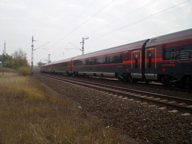 Souprava Railjet projíždí v plné rychlosti kolem stanice Almásfüzitö	. 29.10.2011	 © Jan Přikryl