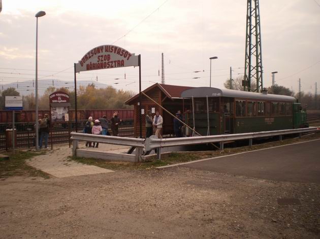 Szob: souprava vláčku Börzsöny kisvasút stojí u nástupiště	. 29.10.2011	 © Jan Přikryl