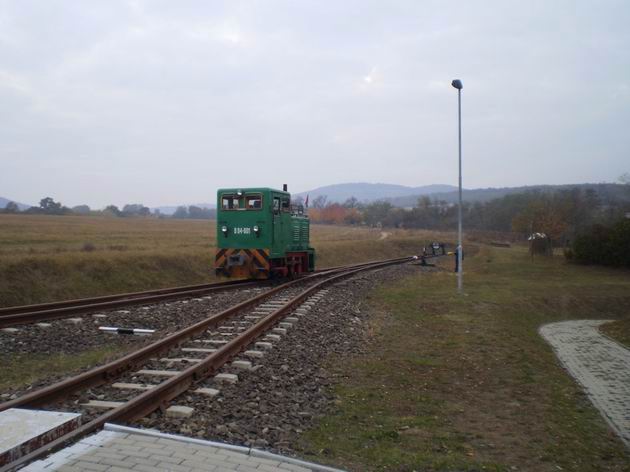 Lokomotiva řady D04-001 u konce dráhy během přepřahání na konečné Márianosztra	. 29.10.2011	 © Jan Přikryl