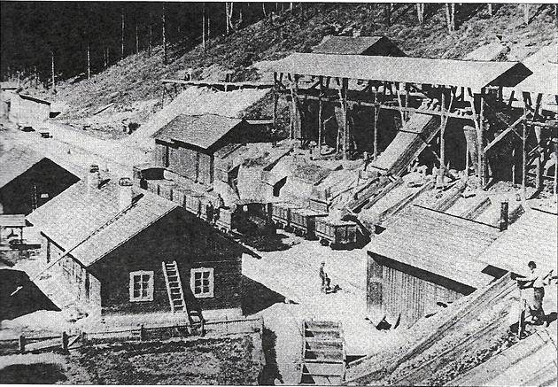 Stanica železničky na Bindte a nakládka rudy do vozňov parnej trakcie. © zborník Montánna história 2 (článok R. Magulu)