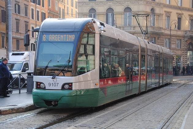 Řím: starší typ nízkopodlažní tramvaje Cityway Roma I. 5.3.2012 © Lukáš Uhlíř