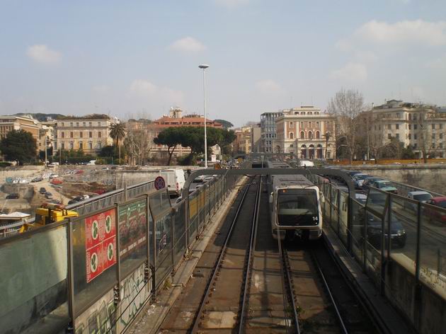 Řím: celkový pohled na most Ponte Pietro Nenni přes Tiberu s blížící se soupravou metra typu MA300 z CAF Zaragoza. 5.3.2012 © Jan Přikryl