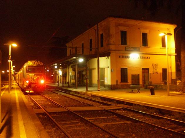 Viterbo: večerní atmosféra na nádraží Porta Romana před odjezdem posledního vlaku do Říma. 5.3.2012 © Jan Přikryl