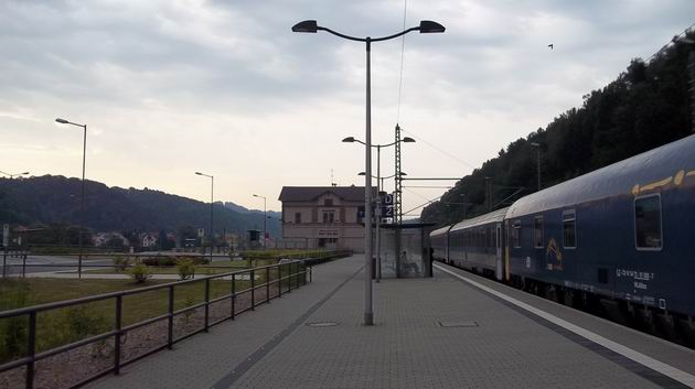 Maďarské a český vůz soupravy vlaku EN 476 Metropol stojí na 1. koleji nádraží Bad Schandau, v pozadí rekonstruovaná výpravní budova. 29.6.2012. © Jan Přikryl